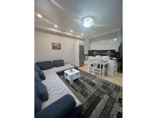 Tirane, jepet me qera apartament 1+1+Ballkon Kati 5, 63 m² 530 € (Rruga 5 Maji)