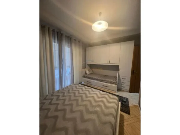 Tirane, jepet me qera apartament 1+1+Ballkon Kati 5, 63 m² 530 € (Rruga 5 Maji)