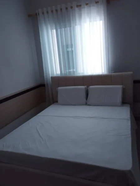 Jepet me qera apartament 1+1 30€qershor-40€ korrik/gusht (Shkembi I kavajes (Plazhi 13))