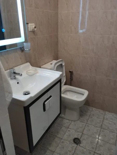 Jepet me qera apartament 1+1 30€qershor-40€ korrik/gusht (Shkembi I kavajes (Plazhi 13))