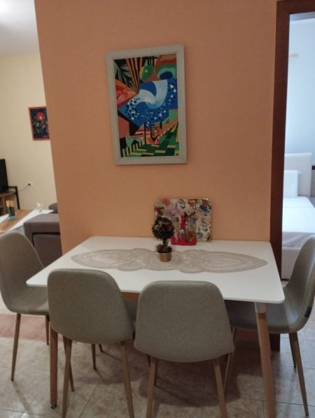 Durres, jepet me qera apartament 1+1+Aneks+Ballkon Kati 3, 50 m² 35 € (Shkembi I kavajes (Plazhi 13))