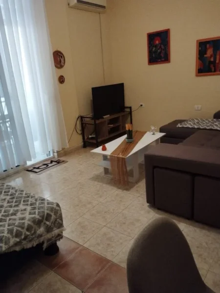 Jepet me qera apartament 1+1 30€qershor-40€ korrik/gusht (Shkembi I kavajes (Plazhi 13))