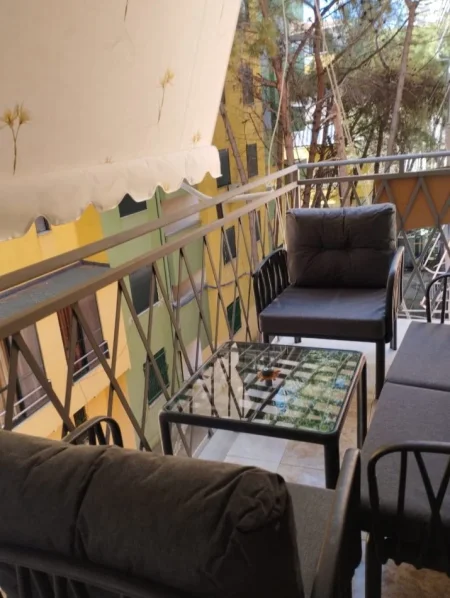 Jepet me qera apartament 1+1 30€qershor-40€ korrik/gusht (Shkembi I kavajes (Plazhi 13))