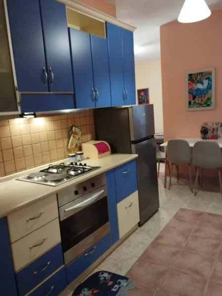 Jepet me qera apartament 1+1 30€qershor-40€ korrik/gusht (Shkembi I kavajes (Plazhi 13))