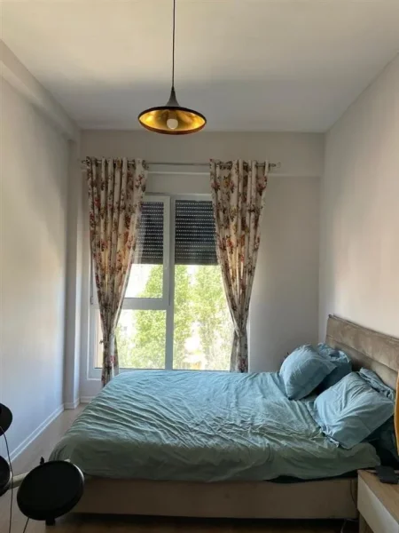 Tirane, jepet me qera apartament 1+1+Ballkon Kati 7, 550 € (rruga frosian plaku)