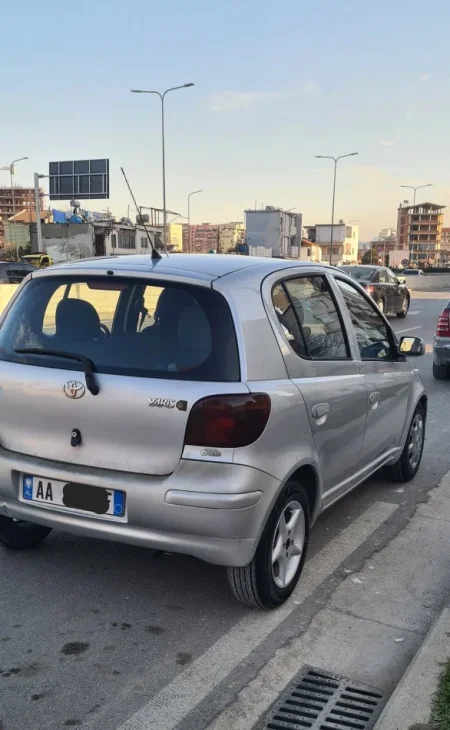Tirane, shes makine Toyota Yaris 1.4 nafte. Nafte, manuale Klima 2.700 km 2.701 €
