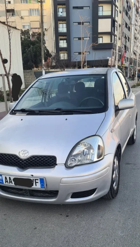 Tirane, shes makine Toyota Yaris 1.4 nafte. Nafte, manuale Klima 2.700 km 2.701 €