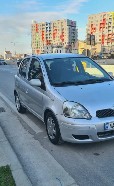 Tirane, shes makine Toyota Yaris 1.4 nafte. Nafte, manuale Klima 2.700 km 2.701 €