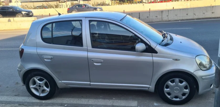 Tirane, shes makine Toyota Yaris 1.4 nafte. Nafte, manuale Klima 2.700 km 2.701 €