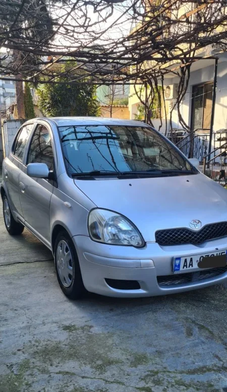 Tirane, shes makine Toyota Yaris 1.4 nafte. Nafte, manuale Klima 2.700 km 2.701 €