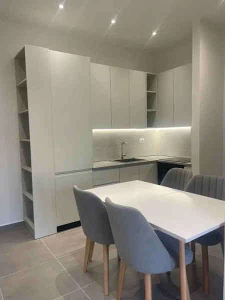Tirane, jepet me qera apartament 1+1+Ballkon Kati 5, 65 m² 400 € (baftjar lici)
