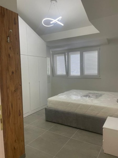 Tirane, jepet me qera apartament 1+1+Ballkon Kati 5, 65 m² 400 € (baftjar lici)