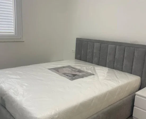 Tirane, jepet me qera apartament 1+1+Ballkon Kati 5, 65 m² 400 € (baftjar lici)