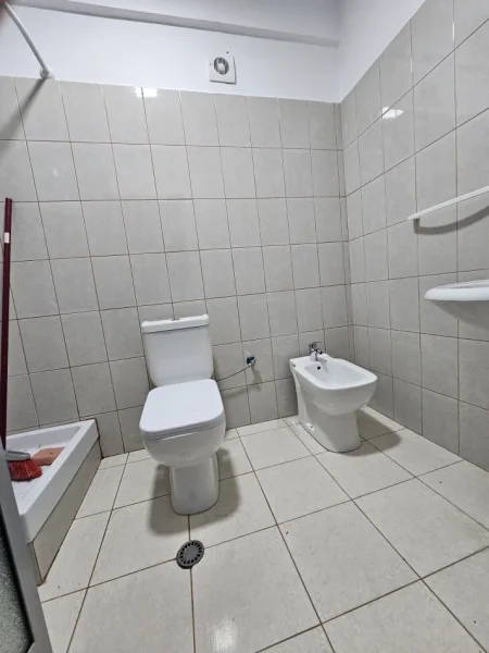 Tirane, jepet me qera apartament 2+1+Ballkon Kati 2, 98 m² 350 € (Fresk / shkolla 17 shkurti)