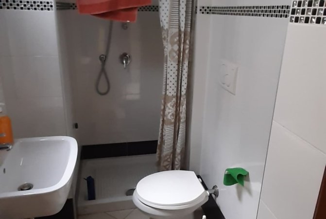 Tirane, jepet me qera 1+1 Kati 1, 300 € (kinostudio)