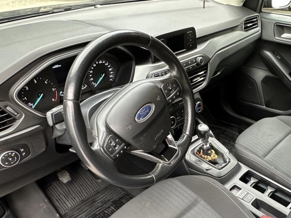Tirane, shitet makine Ford Focus Nafte, e zeze manuale Klima