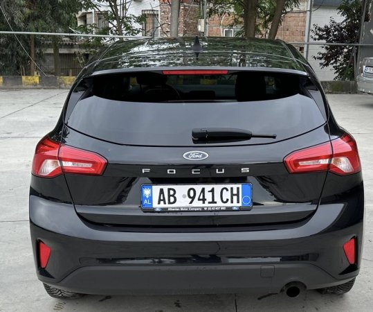 Tirane, shitet makine Ford Focus Nafte, e zeze manuale Klima