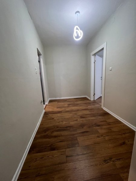 Tirane, shitet apartament 1+1+Ballkon Kati 3, 56 m² 92.000 € (Rruga Xhanfize Keko)