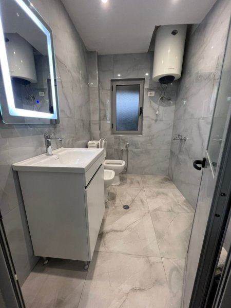 Tirane, shitet apartament 1+1+Ballkon Kati 3, 56 m² 92.000 € (Rruga Xhanfize Keko)
