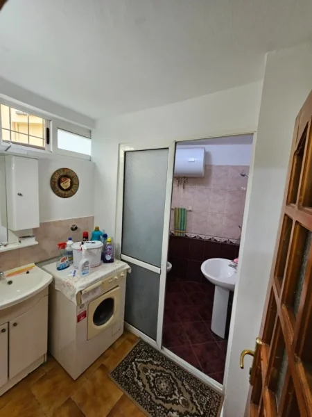 Tirane, jepet me qera apartament 2+1+Aneks+Ballkon Kati 1, 80 m² 500 € (M GJOLLESHA)