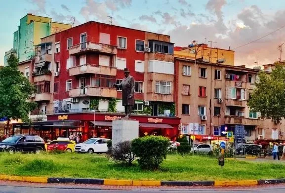 Tirane, jepet me qera apartament 2+1 Kati 4, 60 m² 750 € (Sheshi Willson)