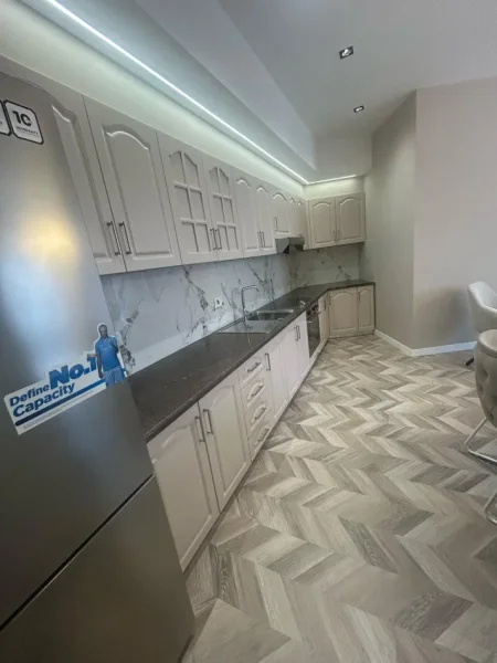 Tirane, jepet me qera apartament 2+1 Kati 7, 120 m² 1.200 € (Qender)