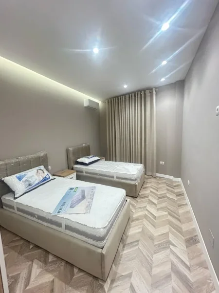 Tirane, jepet me qera apartament 2+1 Kati 7, 120 m² 1.200 € (Qender)