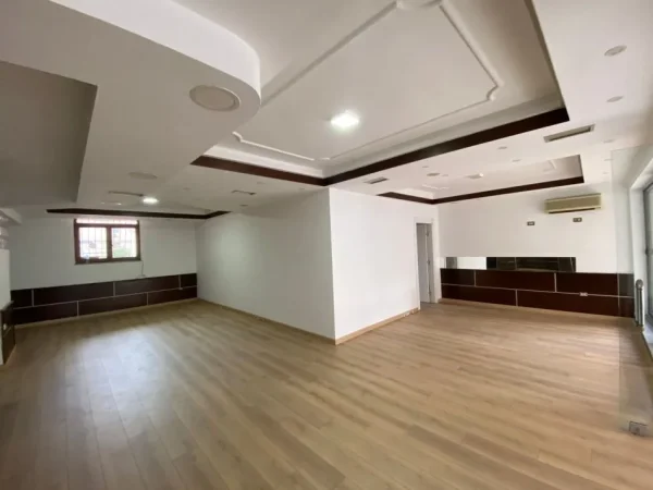 Tirane, jepet me qera ambjent biznesi Kati 1, 115 m² 1.000 € (Vasil Shanto)