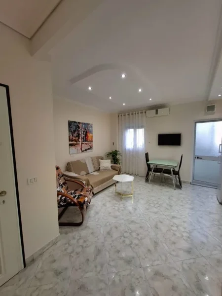 Tirane, jepet me qera apartament 1+1 Kati 3, 65 m² 500 € (Komuna Parisit)