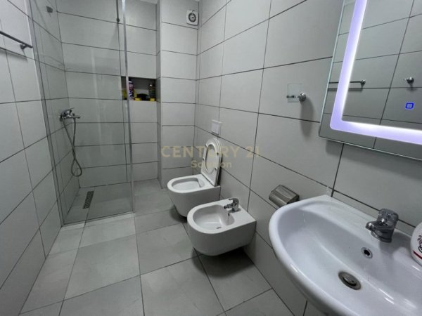 Tirane, jepet me qera apartament 2+1 +2 poste parkimi Kati 8, 108 m² 1.000 € (Kompleksi Star, 21 Dhjetori)