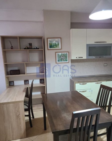 Tirane, jepet me qera apartament 1+1+Aneks+Ballkon Kati 6, 73 m² 350 € (Pallatet Cabej, Rruga Thoma Koxhaj)