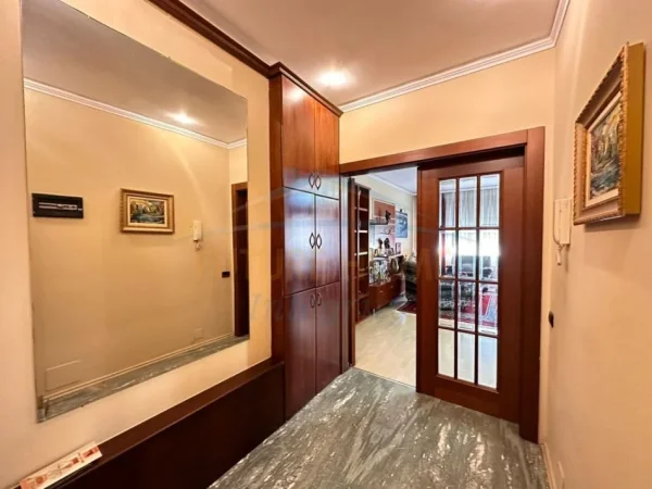 Tirane, jepet me qera apartament 2+1 Kati 8, 125 m² 700 € (Rruga e Elbasanit, Tiranë.)