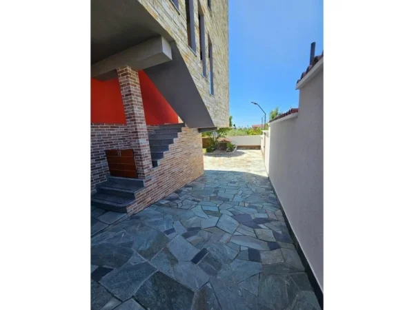 Durres, shitet Vile 3 Katshe Kati 0, 330.000 € (Arapaj)