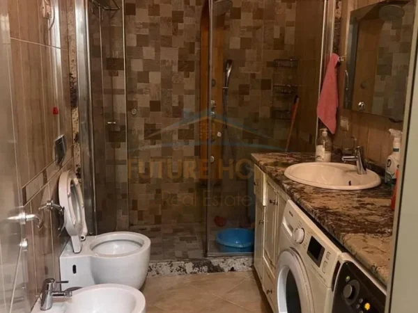 Durres, jepet me qera apartament 2+1 Kati 4, 105 m² 450 € (PRANË MARKATËS, DURRËS)