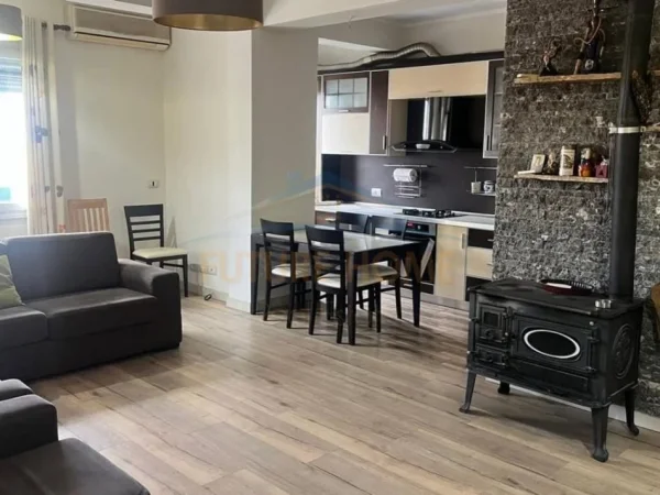 Durres, jepet me qera apartament 2+1 Kati 4, 105 m² 450 € (PRANË MARKATËS, DURRËS)