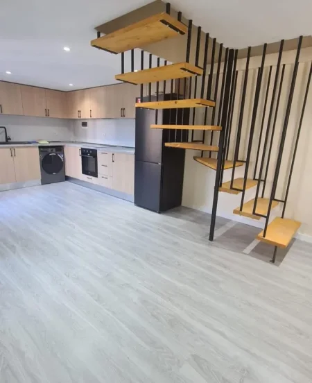 Tirane, jepet me qera apartament duplex 2+1 Kati 5, 95 m² 700 € (liqeni i thate)