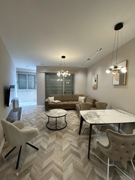 Tirane, jepet me qera apartament 2+1+Ballkon Kati 7, 119 m² 1.300 € (9 Katshet)