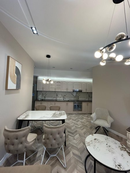 Tirane, jepet me qera apartament 2+1+Ballkon Kati 7, 119 m² 1.300 € (9 Katshet)