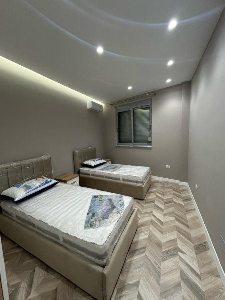 Tirane, jepet me qera apartament 2+1+Ballkon Kati 7, 119 m² 1.300 € (9 Katshet)
