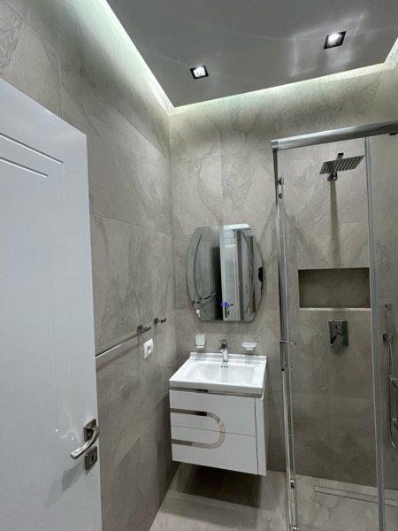 Tirane, jepet me qera apartament 2+1+Ballkon Kati 7, 119 m² 1.300 € (9 Katshet)