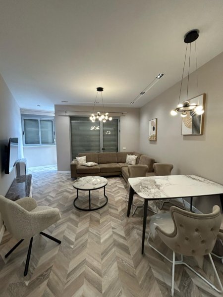 Tirane, jepet me qera apartament 2+1+Ballkon Kati 7, 119 m² 1.300 € (9 Katshet)