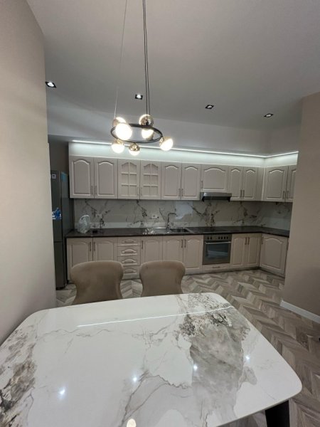 Tirane, jepet me qera apartament 2+1+Ballkon Kati 7, 119 m² 1.300 € (9 Katshet)