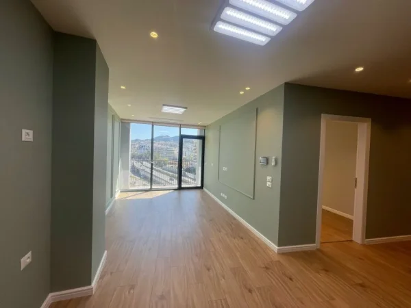 Tirane, jepet me qera zyre Kati 6, 100 m² 1.400 € (lake view)