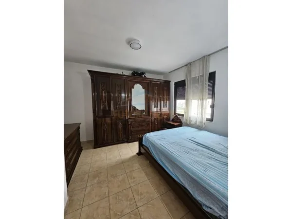 Durres, jepet me qera apartament 2+1 Kati 3, 84 m² 350 € (Mbrapa Galaktikut , Durres.)