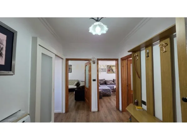Tirane, jepet me qera apartament 2+1 Kati 5, 64 m² 500 € (Rruga Skender Luarasi)