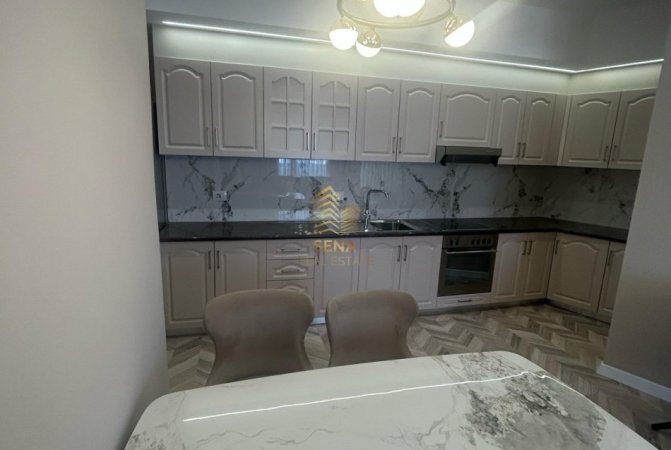 Tirane, jepet me qera apartament 2+1+Ballkon Kati 7, 120 m² 1.100 € (Rruga Barrikadave)