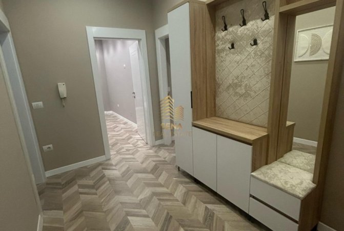 Tirane, jepet me qera apartament 2+1+Ballkon Kati 7, 120 m² 1.100 € (Rruga Barrikadave)