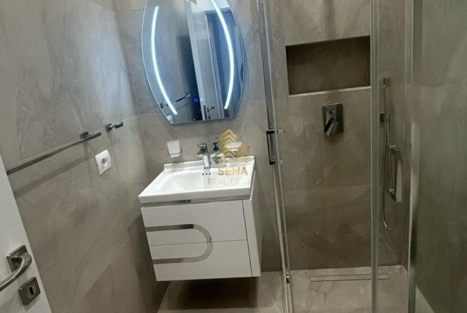 Tirane, jepet me qera apartament 2+1+Ballkon Kati 7, 120 m² 1.100 € (Rruga Barrikadave)
