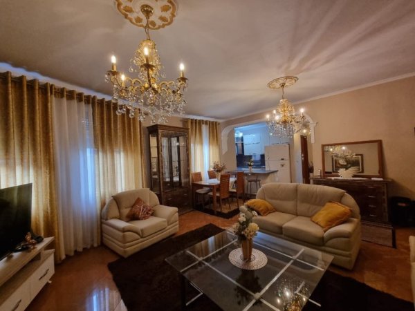 Tirane, jepet me qera apartament 2+1+Ballkon Kati 4, 100 m² 750 € (Qender)