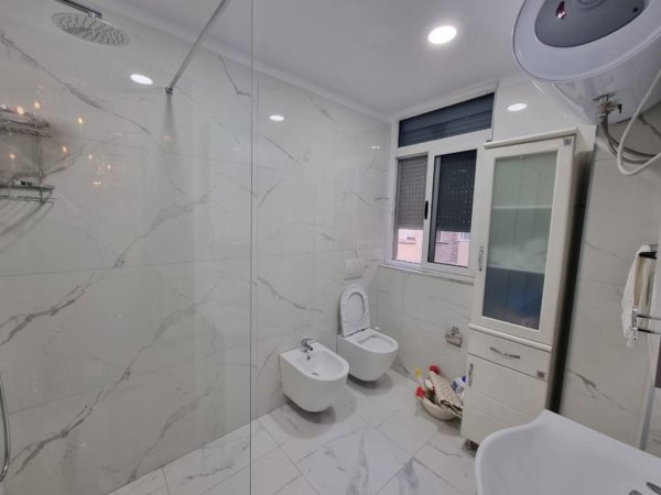 Tirane, jepet me qera apartament 2+1+Ballkon Kati 4, 100 m² 750 € (Qender)